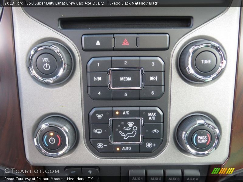 Controls of 2013 F350 Super Duty Lariat Crew Cab 4x4 Dually