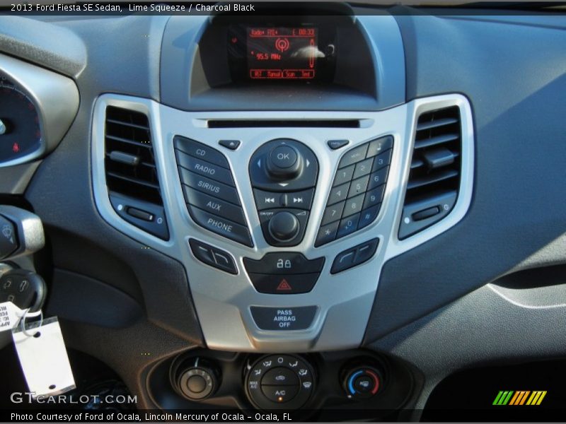 Lime Squeeze / Charcoal Black 2013 Ford Fiesta SE Sedan