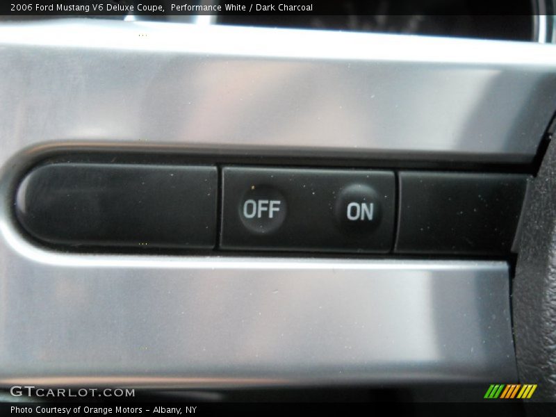 Performance White / Dark Charcoal 2006 Ford Mustang V6 Deluxe Coupe