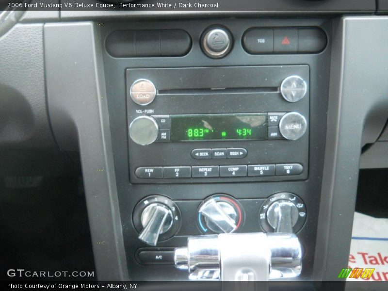 Performance White / Dark Charcoal 2006 Ford Mustang V6 Deluxe Coupe