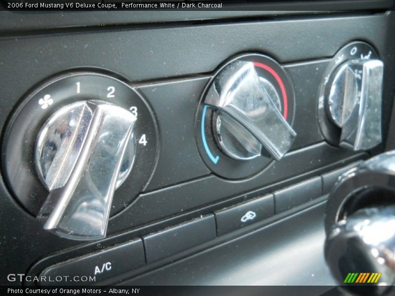 Performance White / Dark Charcoal 2006 Ford Mustang V6 Deluxe Coupe
