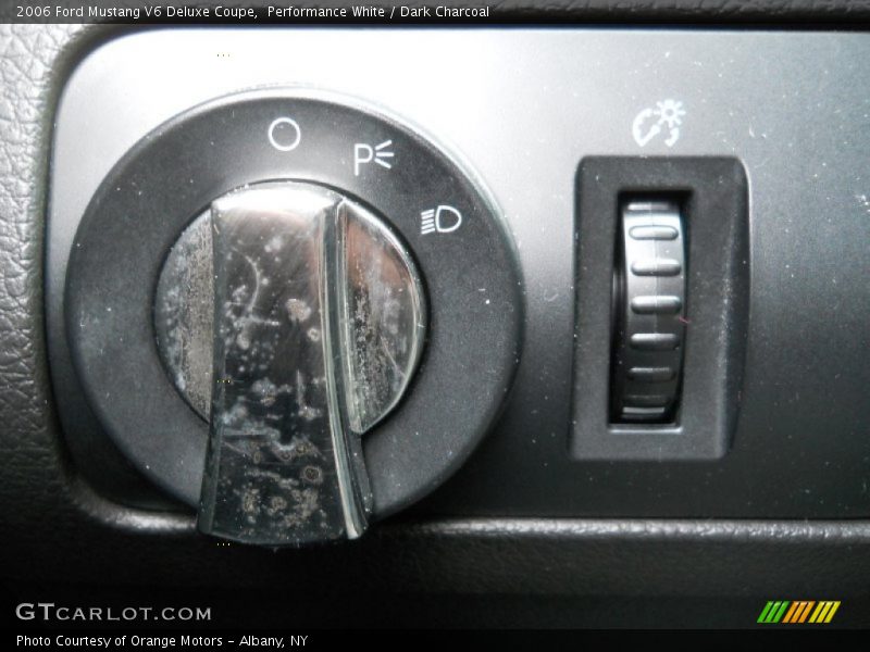 Performance White / Dark Charcoal 2006 Ford Mustang V6 Deluxe Coupe