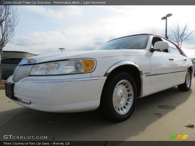 Performance White / Light Parchment 1999 Lincoln Town Car Executive