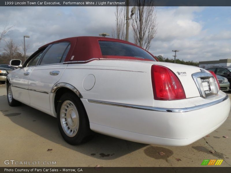 Performance White / Light Parchment 1999 Lincoln Town Car Executive