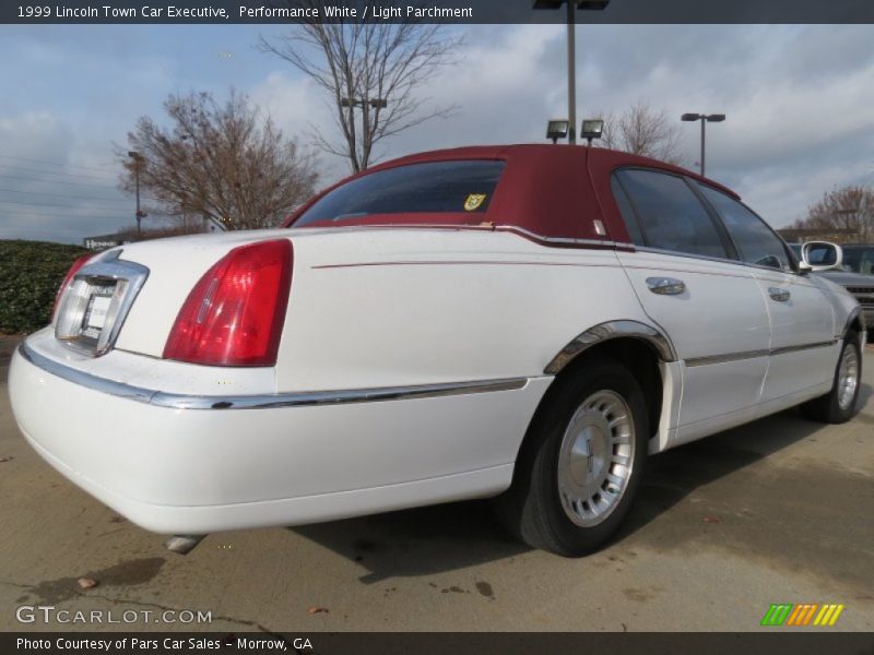 Performance White / Light Parchment 1999 Lincoln Town Car Executive