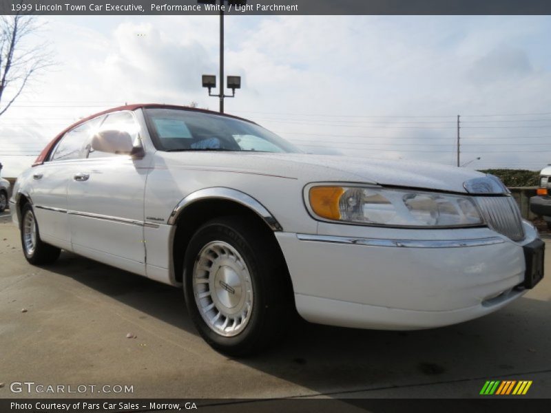 Performance White / Light Parchment 1999 Lincoln Town Car Executive