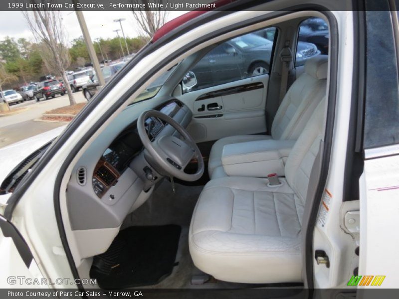 Performance White / Light Parchment 1999 Lincoln Town Car Executive