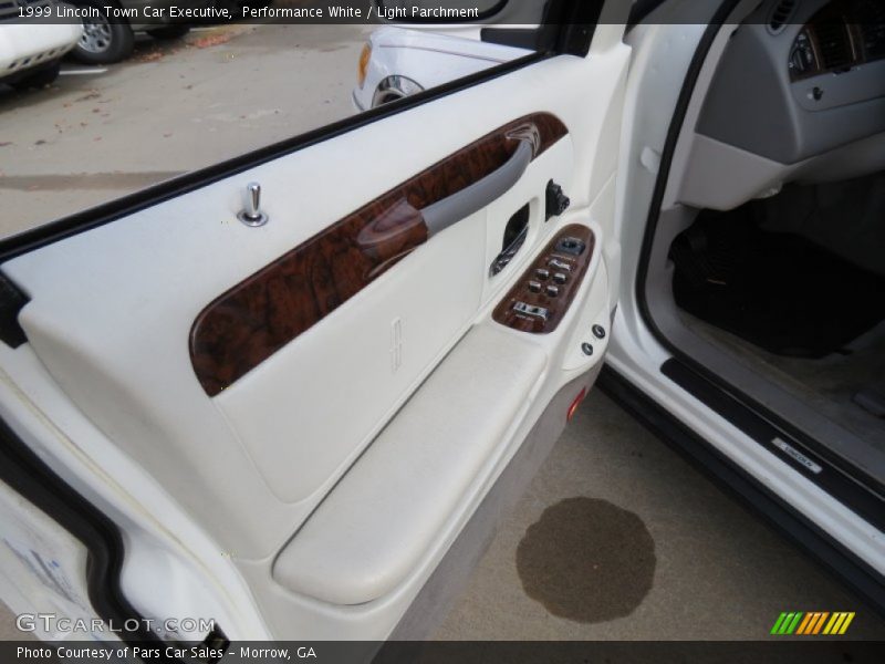 Performance White / Light Parchment 1999 Lincoln Town Car Executive