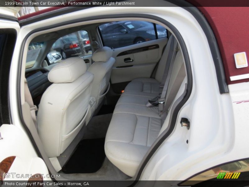 Performance White / Light Parchment 1999 Lincoln Town Car Executive