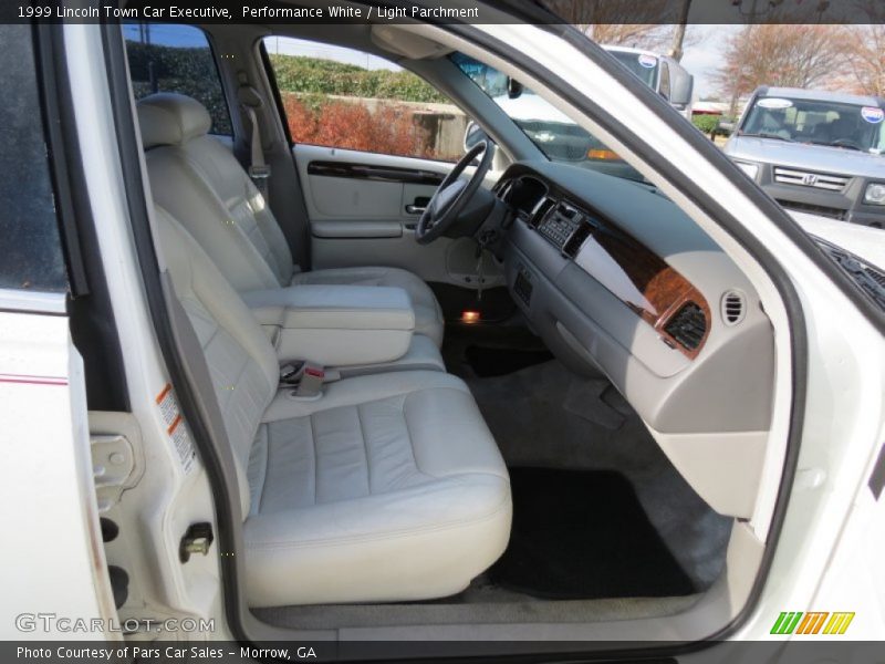 Performance White / Light Parchment 1999 Lincoln Town Car Executive