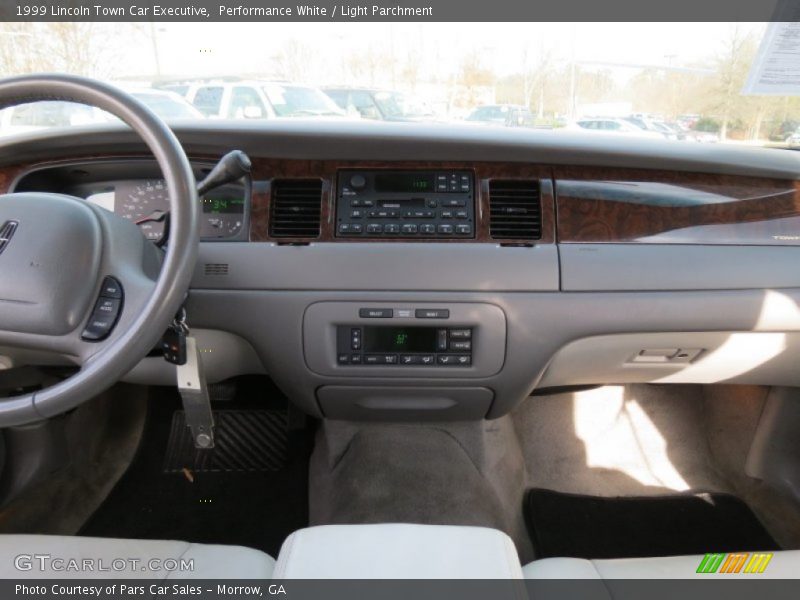 Performance White / Light Parchment 1999 Lincoln Town Car Executive
