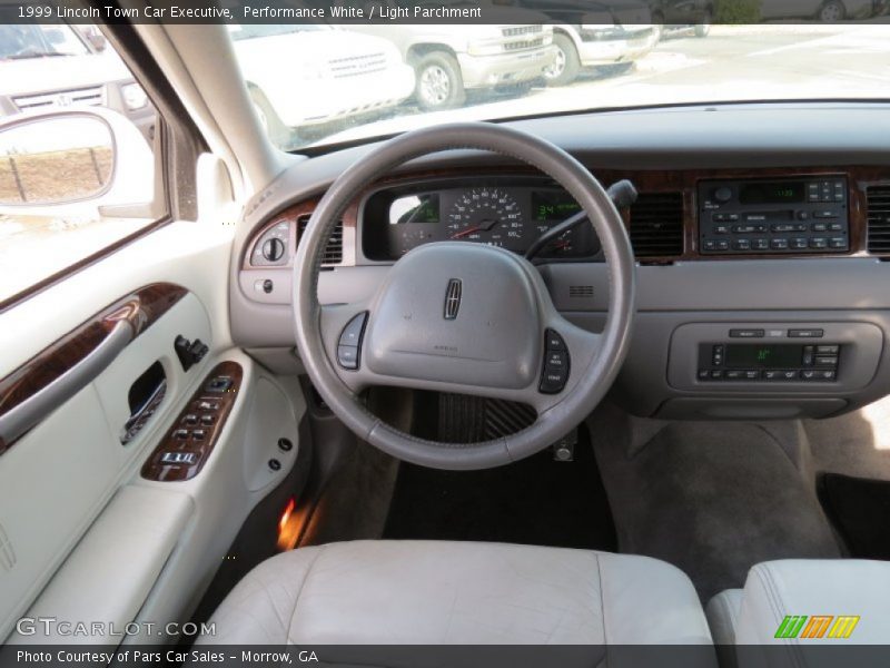 Performance White / Light Parchment 1999 Lincoln Town Car Executive