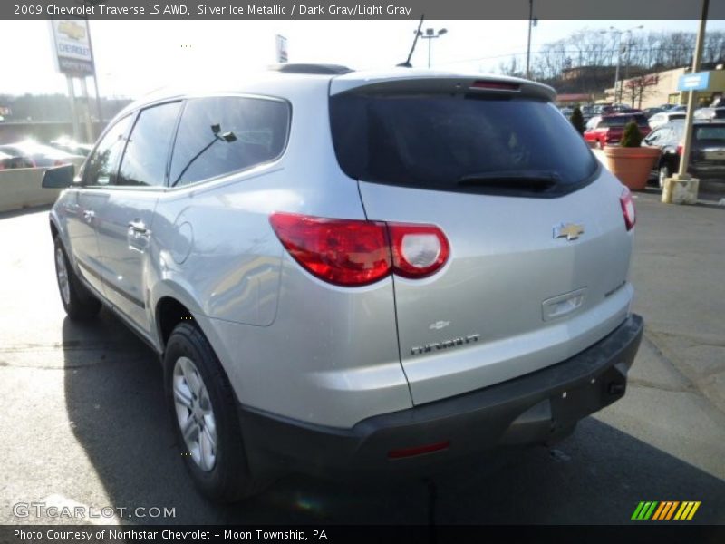 Silver Ice Metallic / Dark Gray/Light Gray 2009 Chevrolet Traverse LS AWD