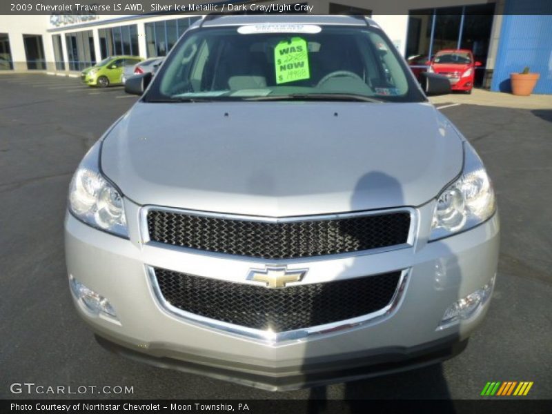 Silver Ice Metallic / Dark Gray/Light Gray 2009 Chevrolet Traverse LS AWD