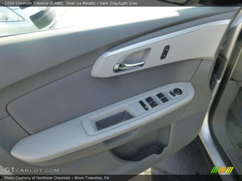 Silver Ice Metallic / Dark Gray/Light Gray 2009 Chevrolet Traverse LS AWD
