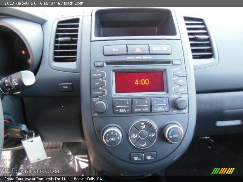 Clear White / Black Cloth 2013 Kia Soul 1.6