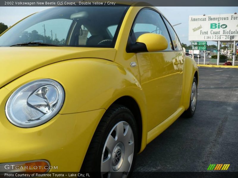 Double Yellow / Grey 2002 Volkswagen New Beetle GLS Coupe