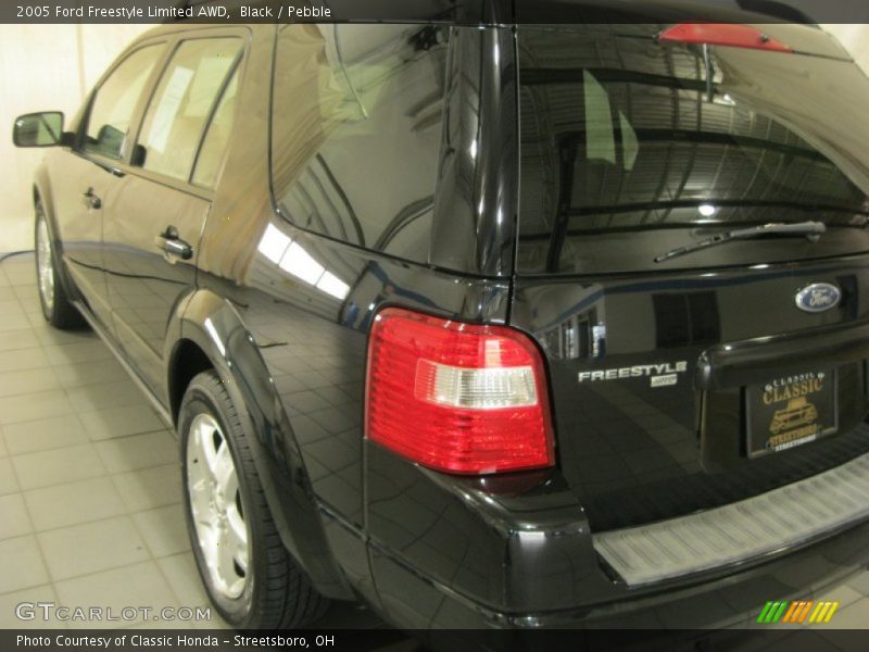 Black / Pebble 2005 Ford Freestyle Limited AWD
