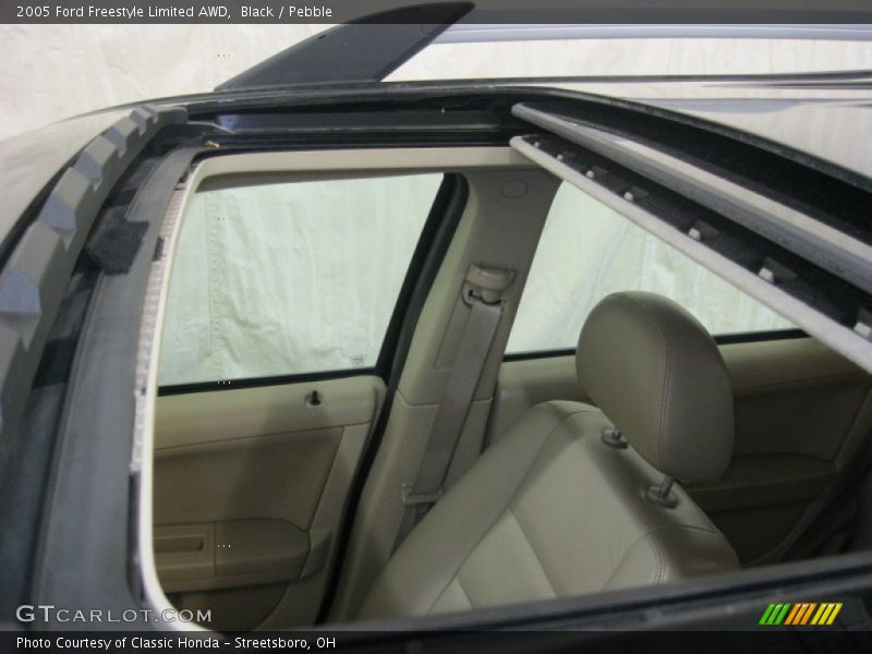 Black / Pebble 2005 Ford Freestyle Limited AWD