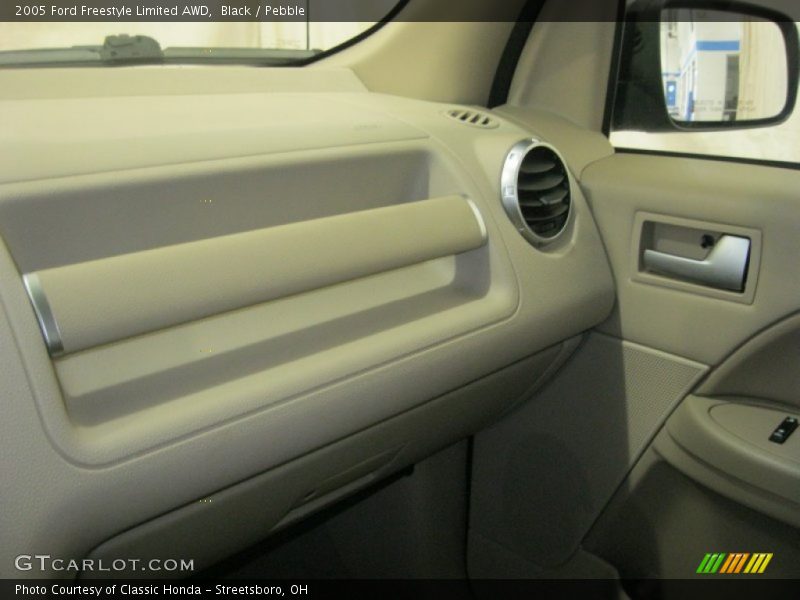 Black / Pebble 2005 Ford Freestyle Limited AWD