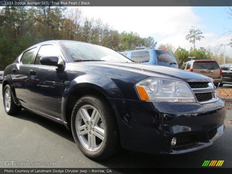 Front 3/4 View of 2013 Avenger SXT