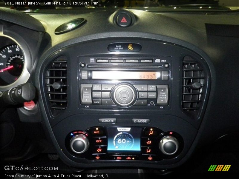 Gun Metallic / Black/Silver Trim 2011 Nissan Juke SV