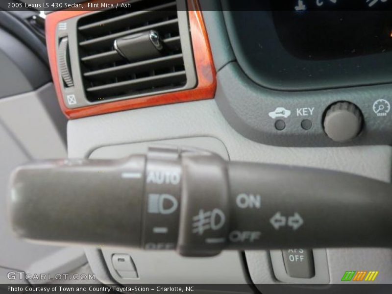 Controls of 2005 LS 430 Sedan
