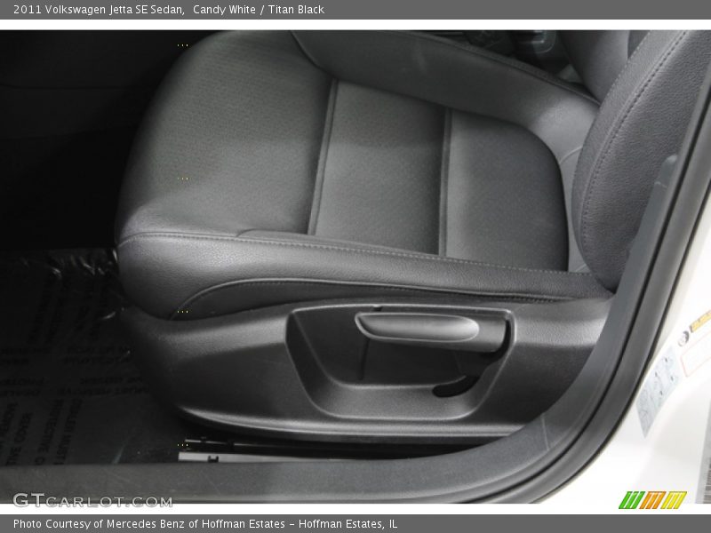 Candy White / Titan Black 2011 Volkswagen Jetta SE Sedan