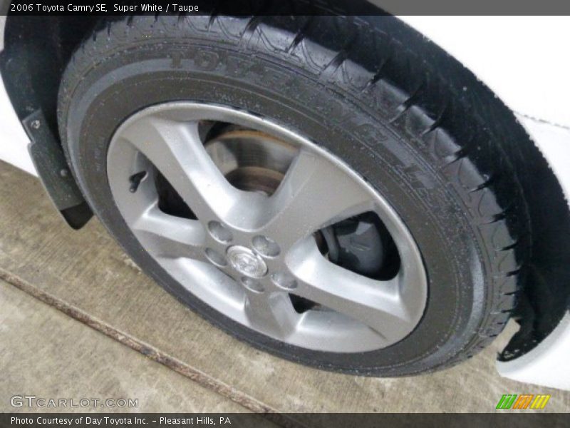 Super White / Taupe 2006 Toyota Camry SE