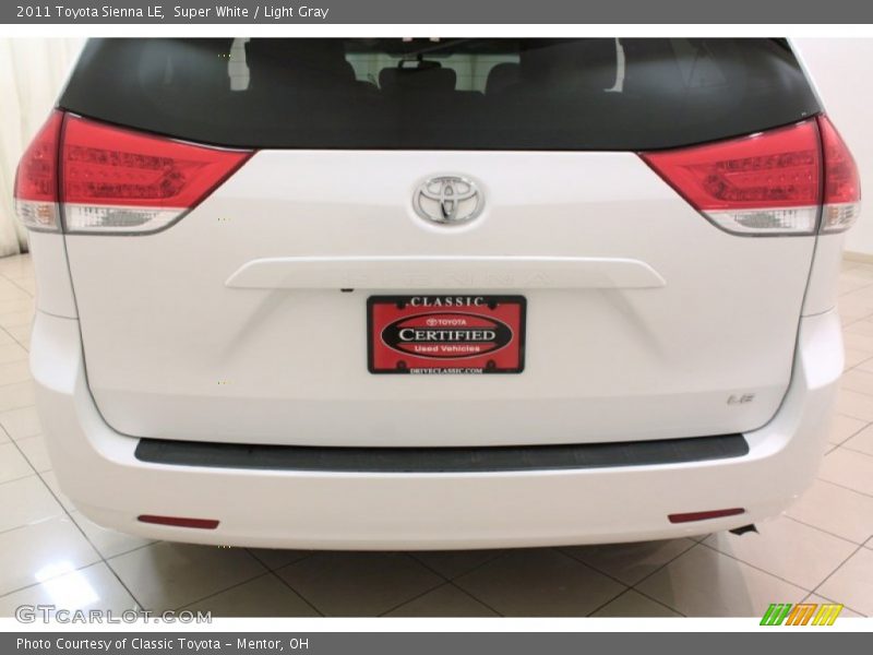 Super White / Light Gray 2011 Toyota Sienna LE