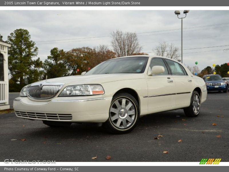 Vibrant White / Medium Light Stone/Dark Stone 2005 Lincoln Town Car Signature