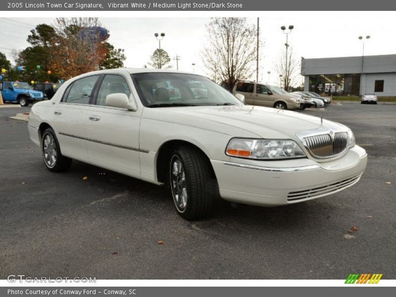 Vibrant White / Medium Light Stone/Dark Stone 2005 Lincoln Town Car Signature