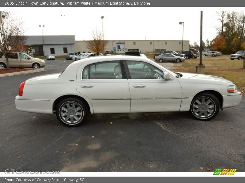 Vibrant White / Medium Light Stone/Dark Stone 2005 Lincoln Town Car Signature
