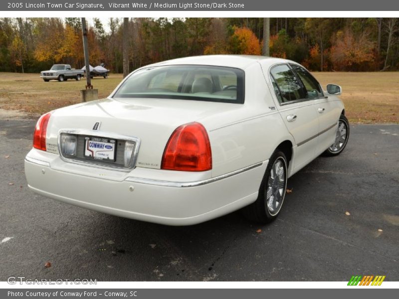 Vibrant White / Medium Light Stone/Dark Stone 2005 Lincoln Town Car Signature