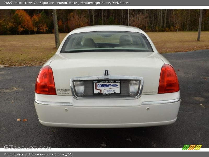 Vibrant White / Medium Light Stone/Dark Stone 2005 Lincoln Town Car Signature