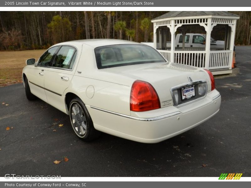 Vibrant White / Medium Light Stone/Dark Stone 2005 Lincoln Town Car Signature