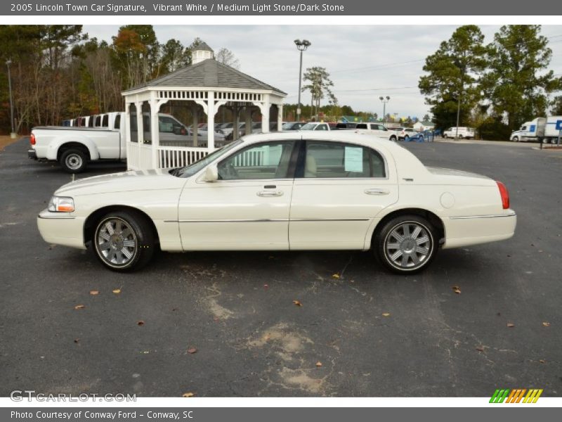 Vibrant White / Medium Light Stone/Dark Stone 2005 Lincoln Town Car Signature