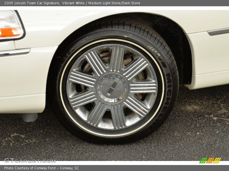 Vibrant White / Medium Light Stone/Dark Stone 2005 Lincoln Town Car Signature