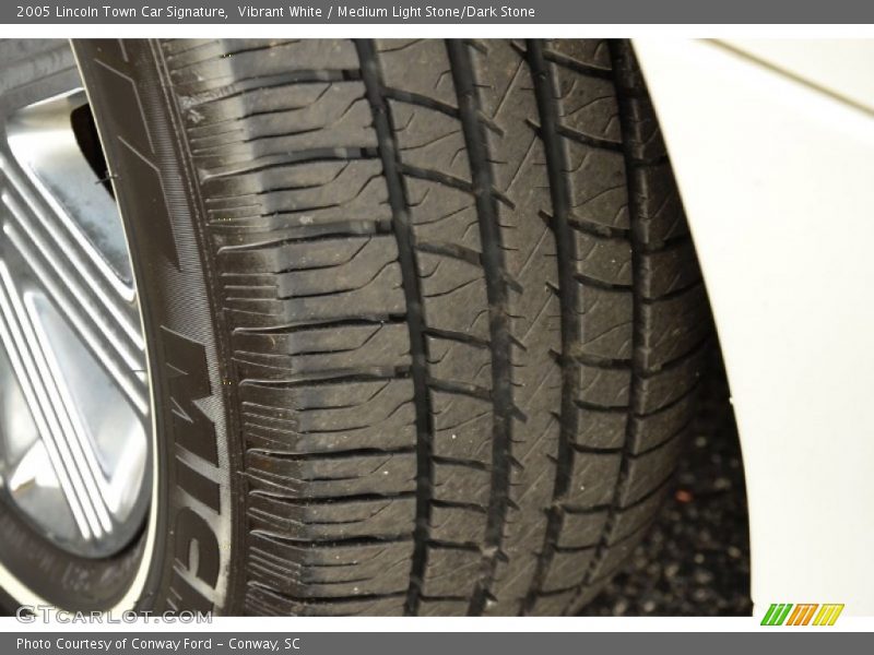 Vibrant White / Medium Light Stone/Dark Stone 2005 Lincoln Town Car Signature