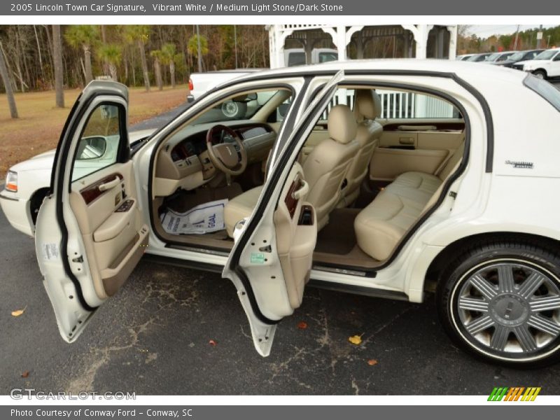 Vibrant White / Medium Light Stone/Dark Stone 2005 Lincoln Town Car Signature