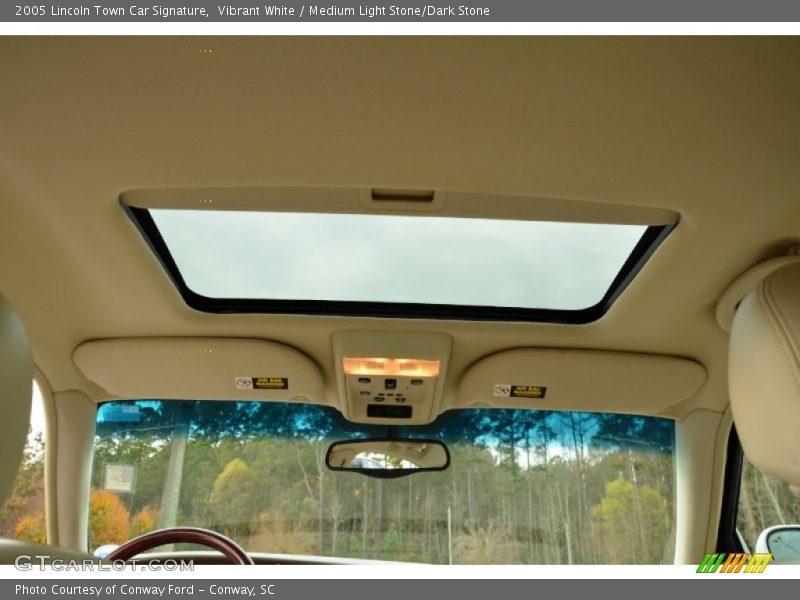 Vibrant White / Medium Light Stone/Dark Stone 2005 Lincoln Town Car Signature