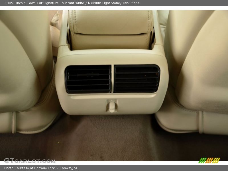 Vibrant White / Medium Light Stone/Dark Stone 2005 Lincoln Town Car Signature