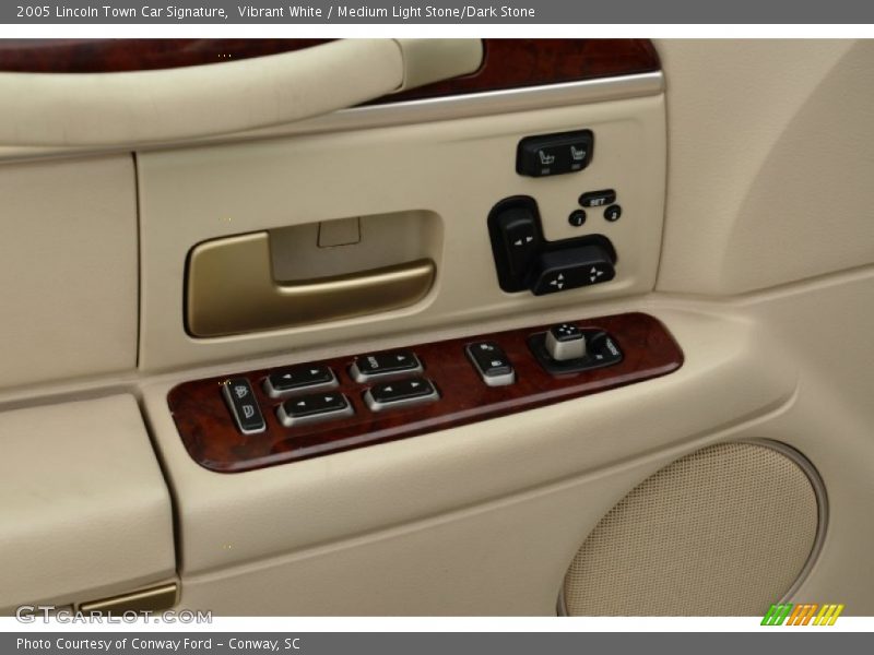 Vibrant White / Medium Light Stone/Dark Stone 2005 Lincoln Town Car Signature
