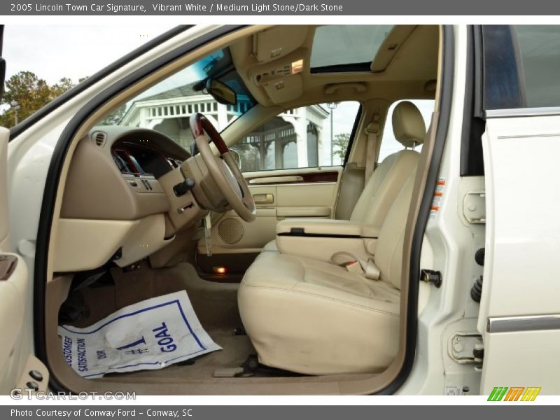 Vibrant White / Medium Light Stone/Dark Stone 2005 Lincoln Town Car Signature