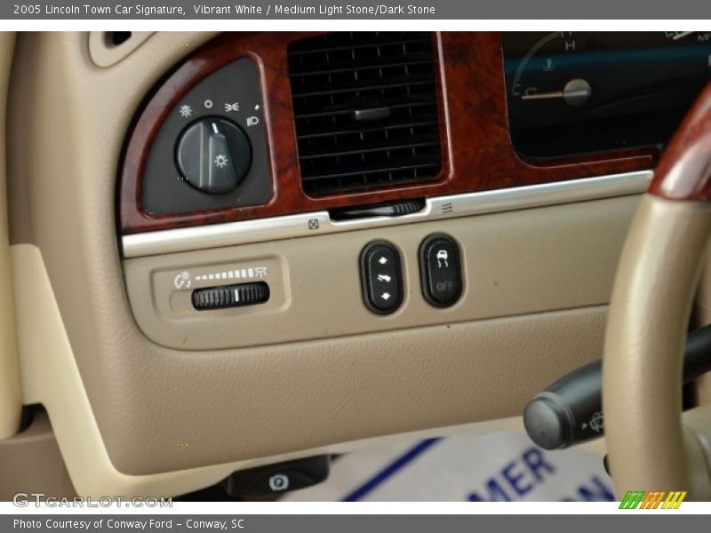 Vibrant White / Medium Light Stone/Dark Stone 2005 Lincoln Town Car Signature