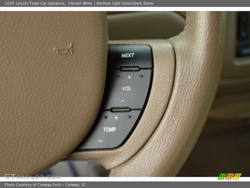 Vibrant White / Medium Light Stone/Dark Stone 2005 Lincoln Town Car Signature