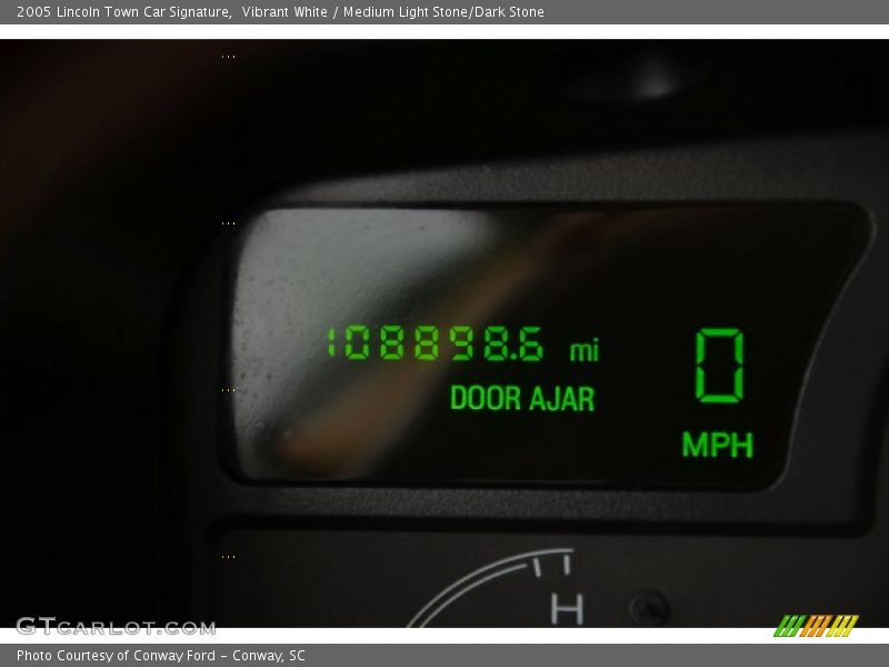 Vibrant White / Medium Light Stone/Dark Stone 2005 Lincoln Town Car Signature