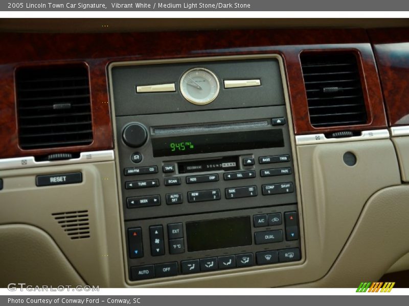 Vibrant White / Medium Light Stone/Dark Stone 2005 Lincoln Town Car Signature