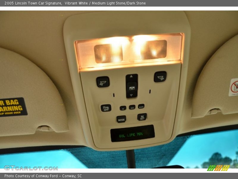 Vibrant White / Medium Light Stone/Dark Stone 2005 Lincoln Town Car Signature