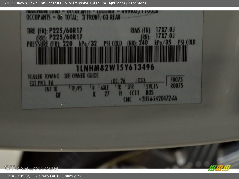 Vibrant White / Medium Light Stone/Dark Stone 2005 Lincoln Town Car Signature